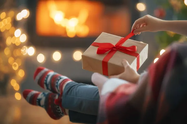 Jeune Femme Ouvre Cadeau Près Arbre Noël Maison — Photo
