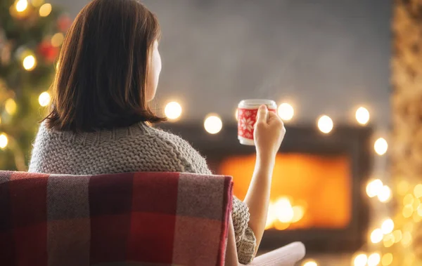 Jovem Está Bebendo Café Perto Árvore Natal Casa — Fotografia de Stock