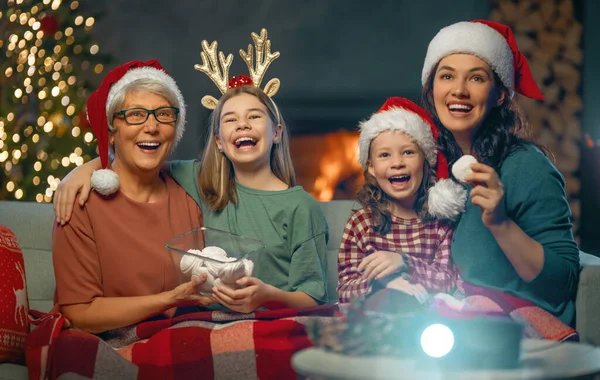 크리스마스 받으세요 사람들은 의나무 근처에서 재미를 사랑하는 가족들 집에서 영화를 — 스톡 사진
