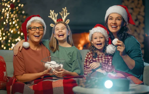 Feliz Navidad Feliz Año Nuevo Gente Divirtiéndose Cerca Árbol Adentro —  Fotos de Stock