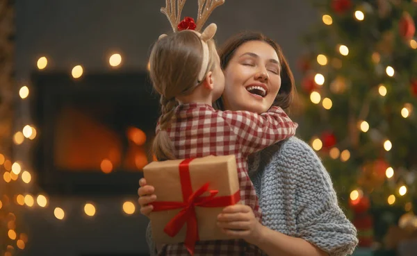 Boldog Karácsonyt Boldog Ünnepeket Vidám Anya Aranyos Lánya Ajándékot Cserélnek — Stock Fotó