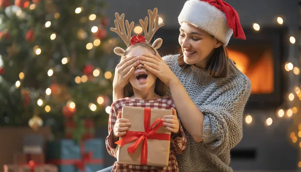 Feliz Navidad Felices Fiestas Alegre Madre Linda Hija Intercambio Regalos — Foto de Stock