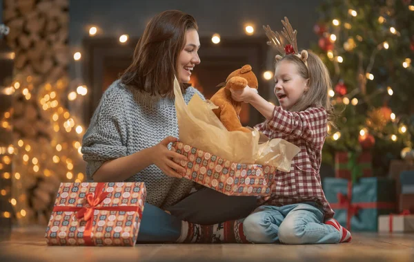 Boldog Karácsonyt Boldog Ünnepeket Vidám Anya Aranyos Lánya Ajándékot Cserélnek — Stock Fotó