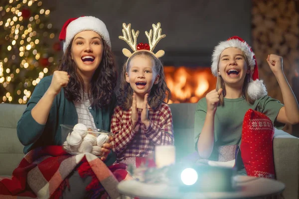 Feliz Navidad Feliz Año Nuevo Gente Divirtiéndose Cerca Árbol Adentro —  Fotos de Stock