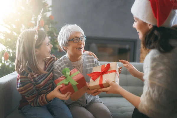 Feliz Navidad Felices Fiestas Alegre Niño Presentando Regalos Mamá Abuela — Foto de Stock