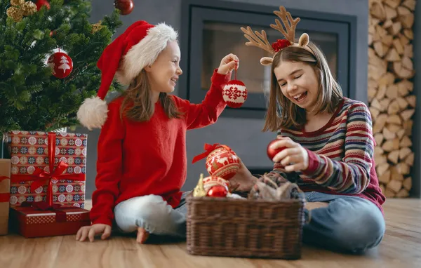 Boldog Karácsonyt Boldog Ünnepeket Vidám Aranyos Kislányok Otthon Gyerekek Jól — Stock Fotó