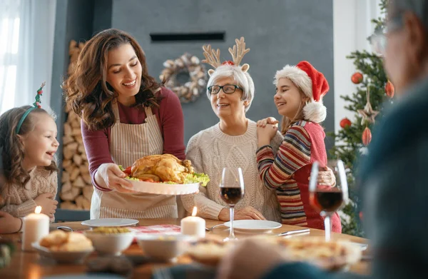 Vrolijk Kerstfeest Gelukkig Gezin Dineert Thuis Viering Vakantie Saamhorigheid Buurt — Stockfoto