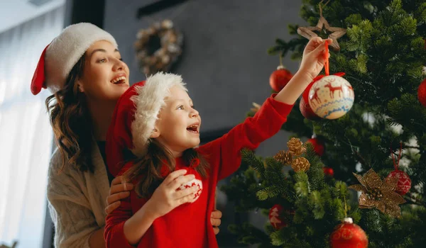 メリークリスマスとハッピーホリデー 木のそばの母と娘 クリスマス前の朝だ 家族を愛する肖像画を閉じる — ストック写真