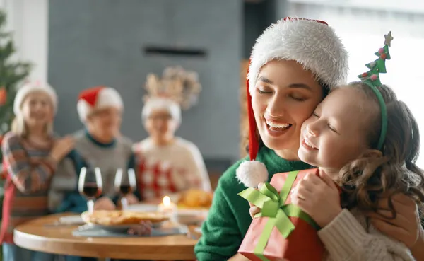 Καλά Χριστούγεννα Ευτυχισμένη Οικογένεια Τρώει Στο Σπίτι Γιορτές Και Ομαδικότητα — Φωτογραφία Αρχείου