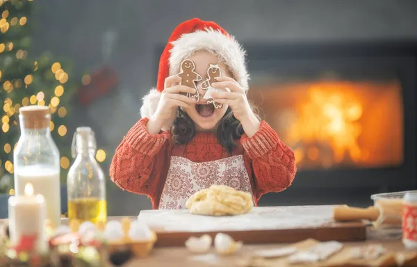 メリークリスマスとハッピーホリデー 家族の準備休日の食べ物 ガールクッキー — ストック写真