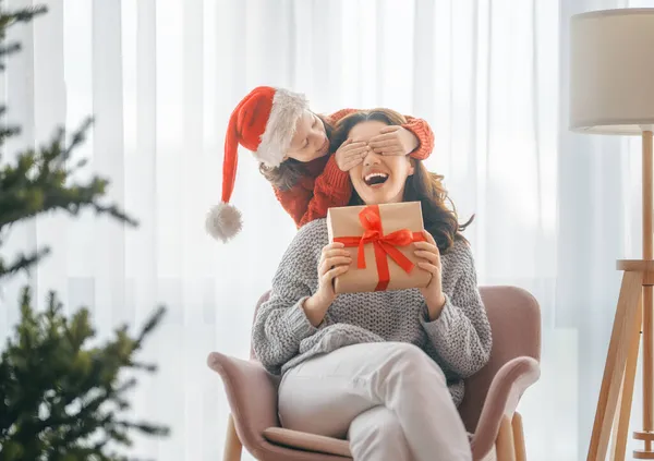 圣诞快乐 节日快乐 快乐的妈妈和她可爱的女儿交换礼物 父母和小孩在室内树上玩得很开心 — 图库照片