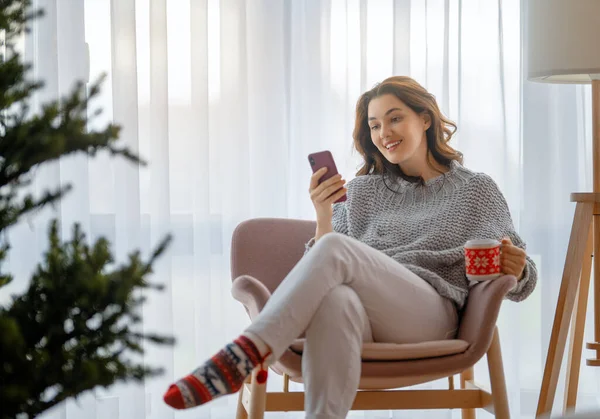 Mulher Está Usando Telefone Celular Sentado Perto Árvore Natal — Fotografia de Stock