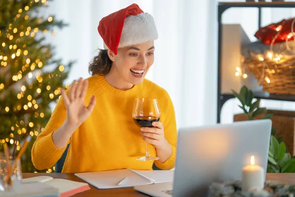 Mujer Está Trabajando Casa Oficina Decorada Para Navidad — Foto de Stock