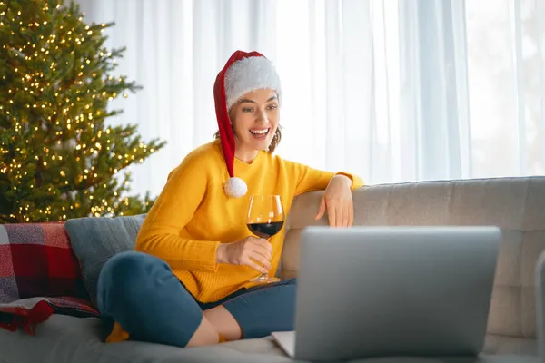 Donna Sta Chattando Utilizzando Computer Portatile Soggiorno Decorato Natale — Foto Stock