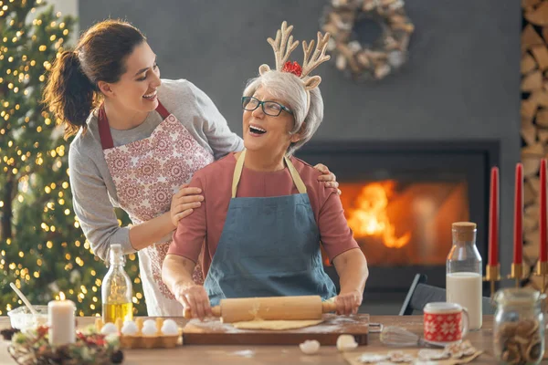 メリークリスマスとハッピーホリデー 家族の準備休日の食べ物 母親と娘がジンジャーブレッドクッキーを調理する — ストック写真