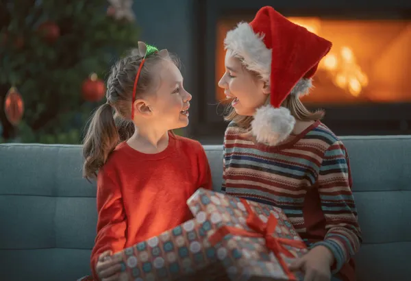 크리스마스 홀리데이 귀엽고 귀여운 아이들 선물을 줍니다 아이들은 저녁에 근처에서 — 스톡 사진
