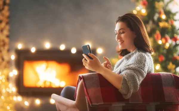 Mulher Está Usando Telefone Celular Sentado Perto Árvore Natal — Fotografia de Stock