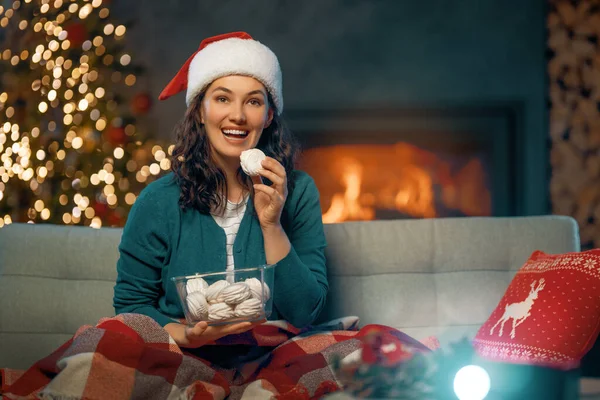 Vrolijk Kerstfeest Gelukkig Nieuwjaar Vrouw Hebben Plezier Buurt Van Boom — Stockfoto