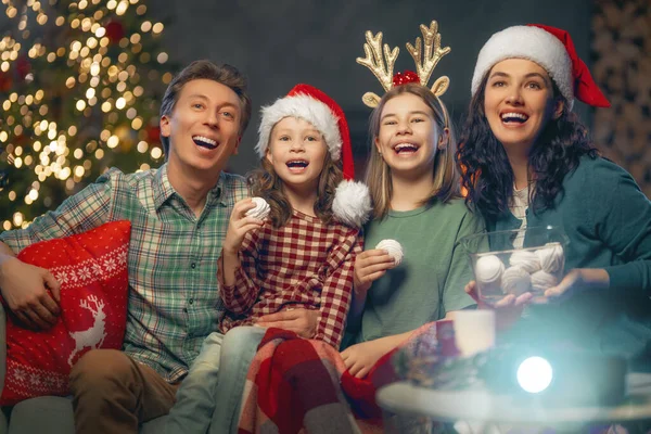 圣诞快乐 新年快乐 人们在室内的树上玩得很开心 喜欢家人在家里看假日电影 父亲和女儿在一起 — 图库照片