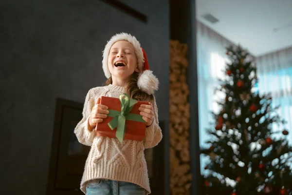 Різдвом Різдвом Христовим Весела Мила Дівчинка Подарунком Малюк Розважається Біля — стокове фото