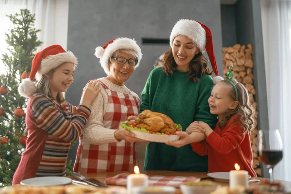 크리스마스 가족은 집에서 저녁을 있습니다 크리스마스를 기념하고 근처에서 모이는 — 스톡 사진
