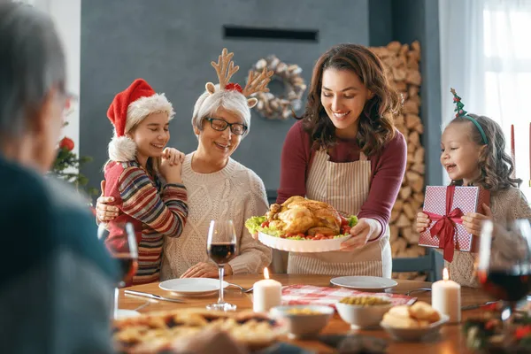 크리스마스 가족은 집에서 저녁을 있습니다 크리스마스를 기념하고 근처에서 모이는 — 스톡 사진