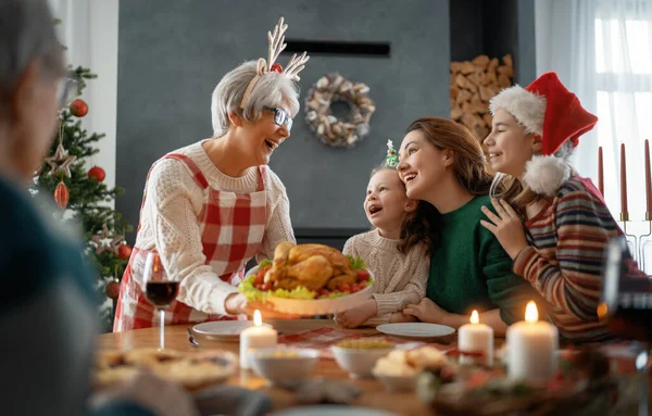 Joyeux Noël Une Famille Heureuse Dîne Maison Vacances Célébration Convivialité — Photo