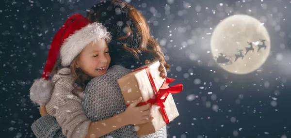 Vrolijk Kerstfeest Fijne Feestdagen Schattig Klein Kind Met Moeder Kerstman — Stockfoto