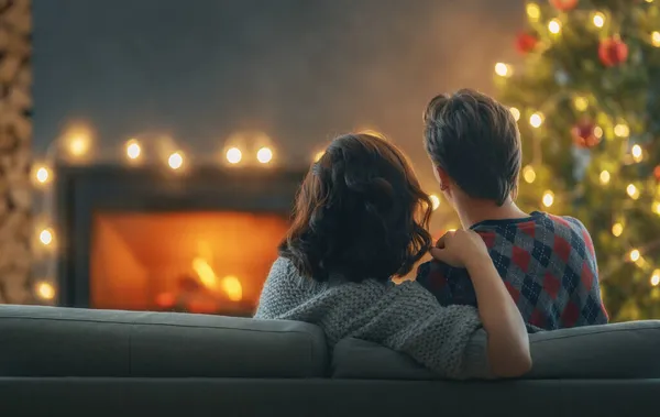 Pareja Cariñosa Relajarse Cerca Chimenea Árbol Navidad Casa — Foto de Stock