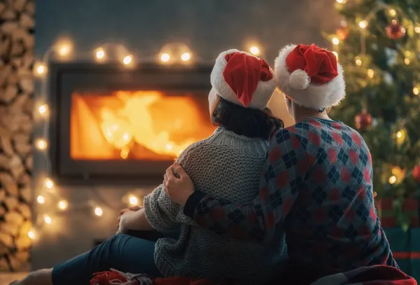 Liefdevol Paar Ontspannen Buurt Van Open Haard Kerstboom Thuis — Stockfoto