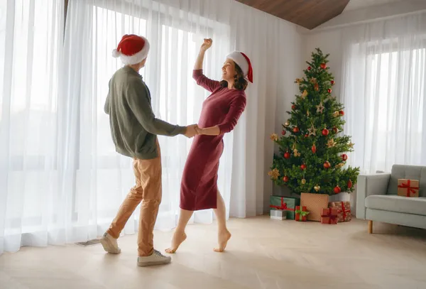 Boas Festas Casal Amoroso Dançando Perto Árvore Natal Casa — Fotografia de Stock