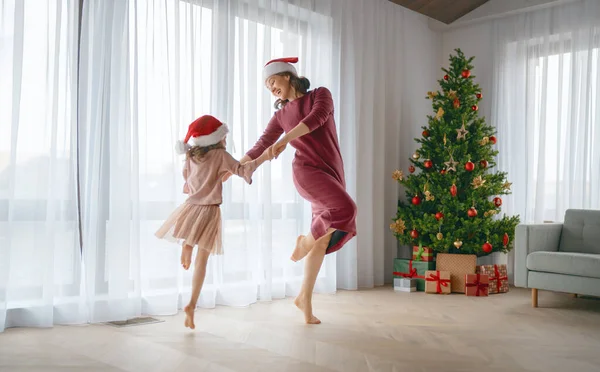 Frohe Weihnachten Frohe Feiertage Fröhliche Mutter Und Ihre Süße Tochter — Stockfoto