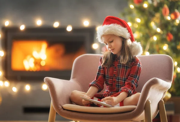 Feliz Navidad Felices Fiestas Linda Niña Está Escribiendo Carta Santa —  Fotos de Stock