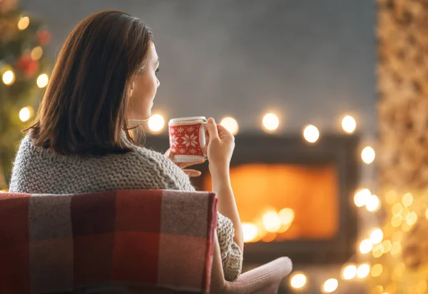 Jonge Vrouw Drinkt Koffie Buurt Van Kerstboom Thuis — Stockfoto