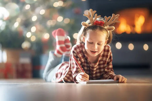 Vrolijk Kerstfeest Fijne Feestdagen Schattig Klein Meisje Het Schrijven Van — Stockfoto