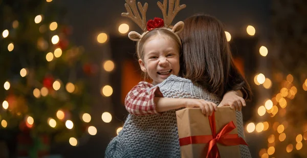 Feliz Navidad Felices Fiestas Alegre Madre Linda Hija Intercambio Regalos — Foto de Stock