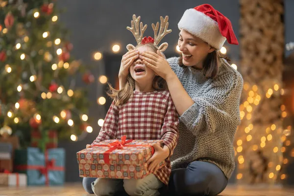 Веселого Різдва Веселих Свят Весела Мати Мила Донька Обмінюються Подарунками — стокове фото