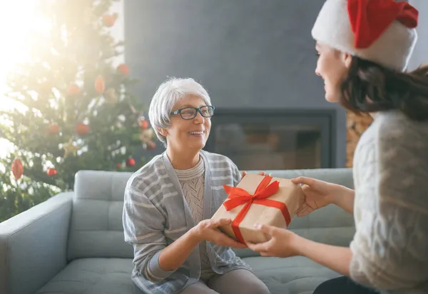 Feliz Navidad Felices Fiestas Mamá Mayor Hija Adulta Intercambian Regalos — Foto de Stock