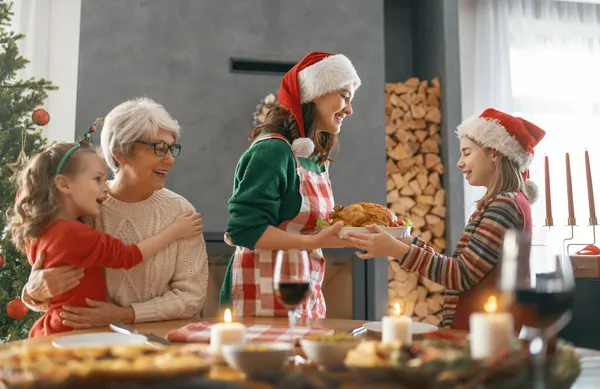 Feliz Natal Família Feliz Está Jantar Casa Férias Celebração União — Fotografia de Stock