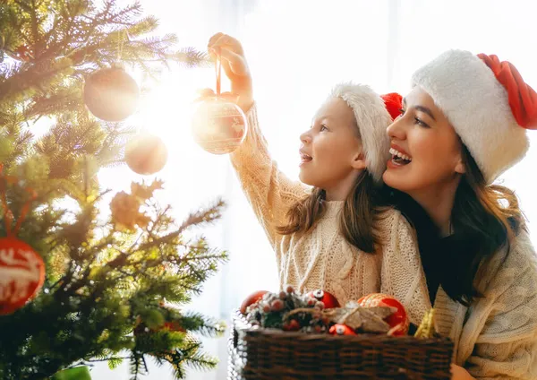 Feliz Natal Boas Festas Mãe Filha Perto Árvore Dentro Casa — Fotografia de Stock