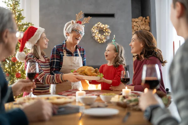 Frohe Weihnachten Glückliche Familie Hause Abend Essen Feiertag Und Zweisamkeit — Stockfoto