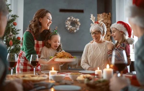 Feliz Navidad Familia Feliz Cenará Casa Fiesta Celebración Unión Cerca — Foto de Stock