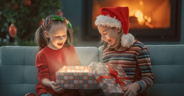 Frohe Weihnachten Und Frohe Feiertage Fröhliche Süße Kinder Mädchen Öffnen — Stockfoto
