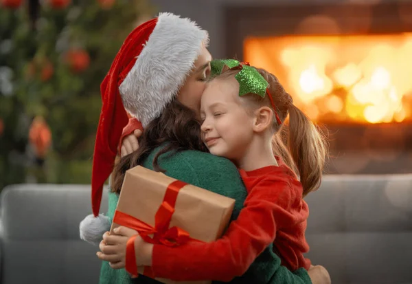 Feliz Navidad Felices Fiestas Alegre Madre Linda Hija Intercambio Regalos — Foto de Stock