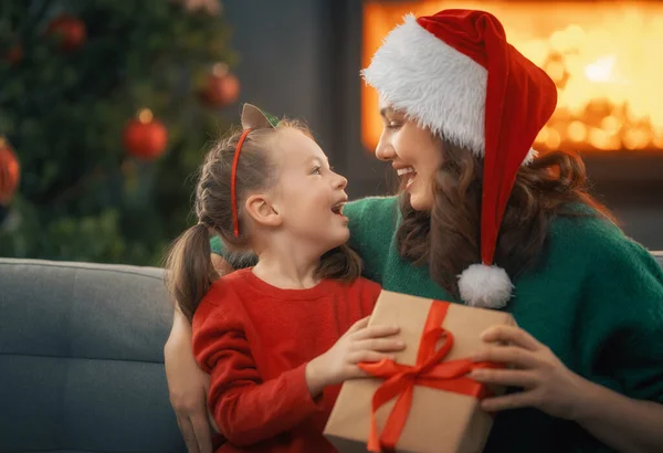 Feliz Natal Boas Festas Mãe Alegre Sua Linda Filha Menina — Fotografia de Stock