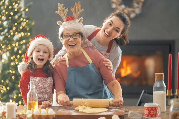 圣诞快乐 节日快乐 家庭准备节日食品 妈妈和女儿在做饼干 — 图库照片