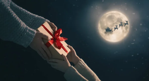 圣诞快乐 节日快乐 父母送给孩子的圣诞礼物 圣诞老人骑雪橇在月亮的天空中飞舞 — 图库照片