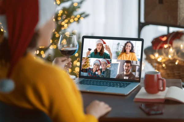 Familie Unterhält Sich Weihnachten Aus Der Ferne Menschen Gratulieren Sich — Stockfoto