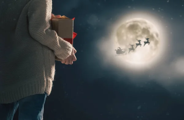 Feliz Natal Criança Bonita Com Presente Papai Noel Voando Seu — Fotografia de Stock