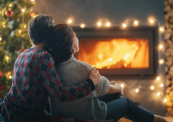 Liebespaar Entspannt Heimischen Weihnachtsbaum — Stockfoto